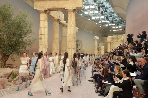 Ο ύμνος του Karl Lagerfeld στην Αρχαία Ελλάδα - Το θρυλικό σόου της Chanel με κίονες και αρχαίες θεές