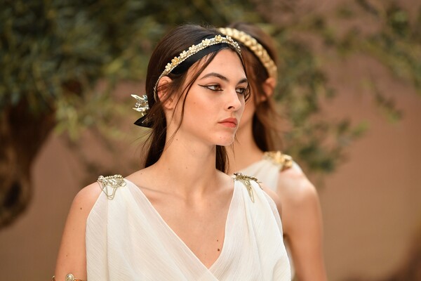 Ο ύμνος του Karl Lagerfeld στην Αρχαία Ελλάδα - Το θρυλικό σόου της Chanel με κίονες και αρχαίες θεές