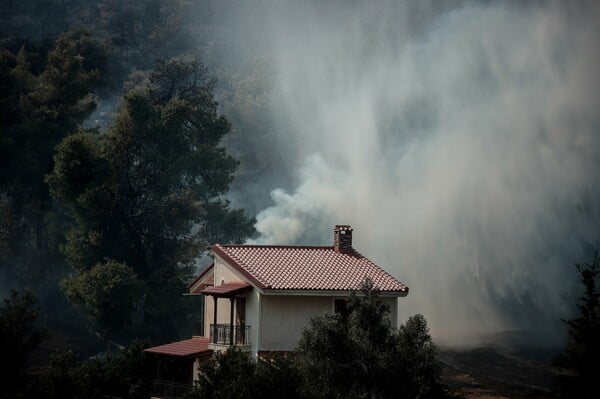 Φωτιά στην Εύβοια: Επιχειρούν ξανά τα εναέρια μέσα - Τι συμβαίνει στα μέτωπα της πυρκαγιάς
