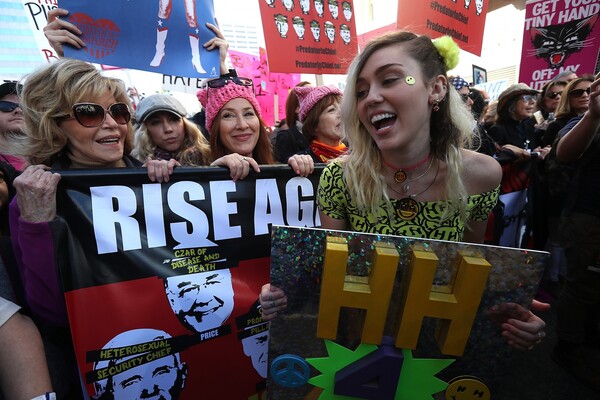 Χόλιγουντ εναντίον Τραμπ-Οι διάσημοι στις διαδηλώσεις και τις «Πορείες των Γυναικών»