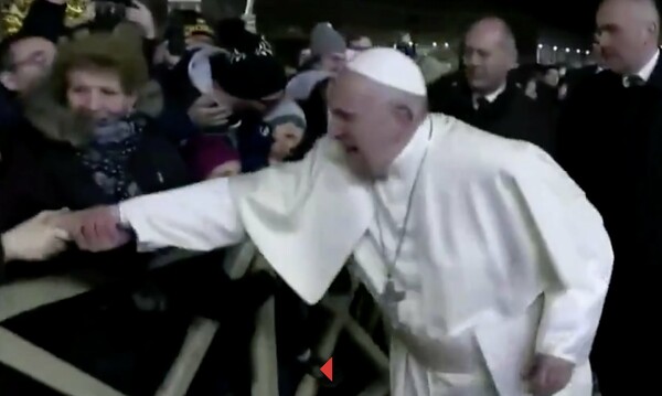 Βατικανό: Γυναίκα τράβηξε απότομα τον Πάπα Φραγκίσκο και δεν τον άφηνε - Η «οργή» του Ποντίφικα