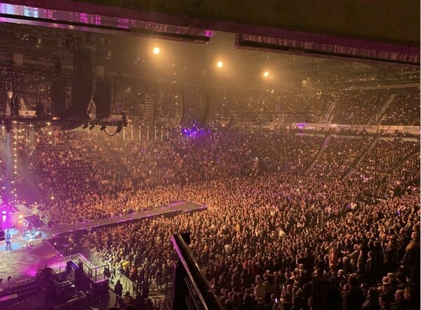 Κορωνοϊός: Σοκ προκαλούν στην Ευρώπη της καραντίνας οι εικόνες των Stereophonics στο Manchester Arena