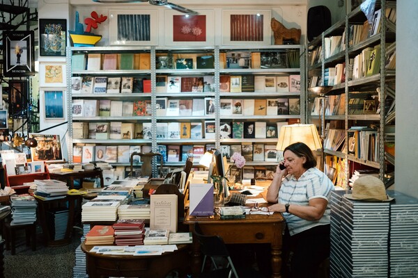 Στο πιο μποέμικο βιβλιοπωλείο της Αθήνας, τον Φωταγωγό της Τζούλιας Τσιακίρη