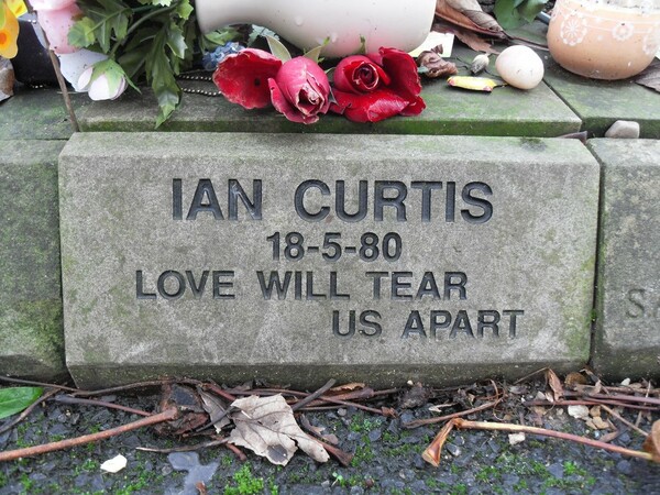 Απομόνωση, απόσταση, απουσία επαφής: 40 χρόνια από την αυτοκτονία του Ian Curtis