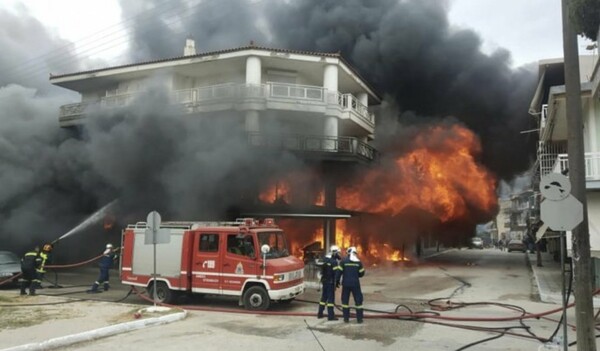 Ηλεία: Μεγάλη φωτιά σε κατάστημα με εύφλεκτα υλικά - Ζημιές και στα πάνω διαμερίσματα