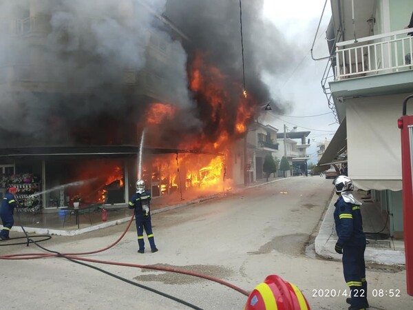Ηλεία: Μεγάλη φωτιά σε κατάστημα με εύφλεκτα υλικά - Ζημιές και στα πάνω διαμερίσματα
