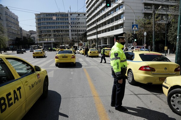 To κέντρο της Αθήνας γεμάτο ταξί - Διαμαρτύρονται και ζητούν να λάβουν τα 800 ευρώ λόγω κορωνοϊού