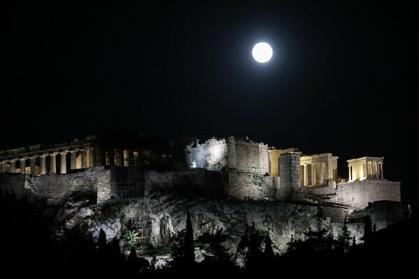 Η Πανσέληνος ανατέλλει πάνω από την Ακρόπολη - Μαγευτικές εικόνες από το αποψινό φεγγάρι