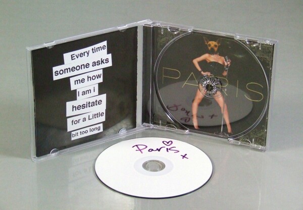 Η Πάρις Χιλτον θέλει το ψεύτικο CD «Paris» του Banksy που την διακωμωδούσε