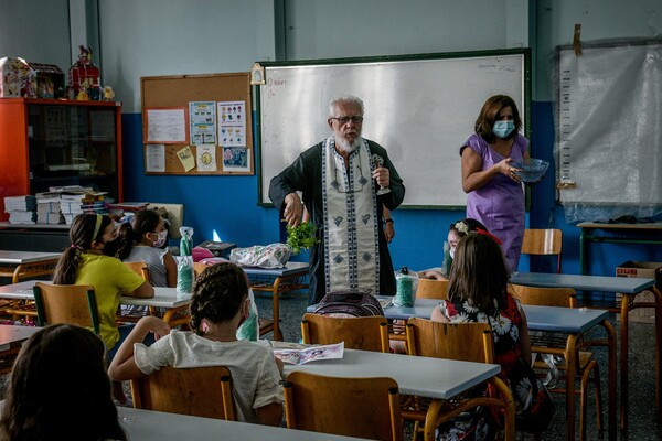 Εικόνες από την πρώτη ημέρα στα σχολεία: Με μάσκες και αποστάσεις οι μαθητές