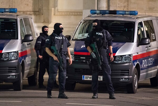 Βιέννη: «Μείνετε στα σπίτια σας σήμερα» - Ισλαμιστής τρομοκράτης πίσω από τις επιθέσεις