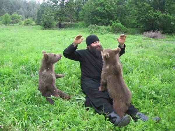 WOW! Μοναχοί αγκαλιά με αρκούδες