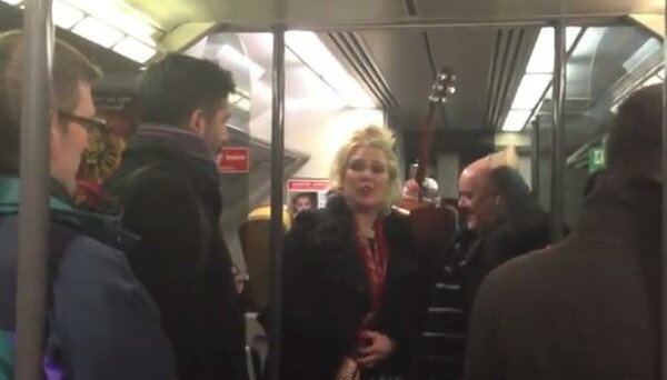 Η *σούπερ μεθυσμένη* Κιμ Γουάιλντ τραγουδάει σε βαγόνι του μετρό!
