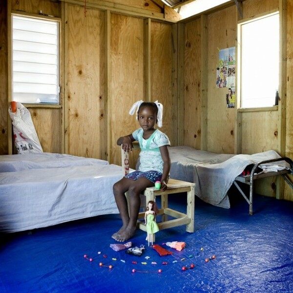 29 παιδιά απ' όλο τον κόσμο φωτογραφίζονται με τα παιχνίδια τους 