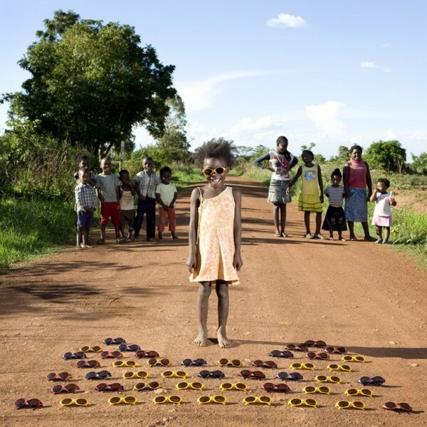 29 παιδιά απ' όλο τον κόσμο φωτογραφίζονται με τα παιχνίδια τους 