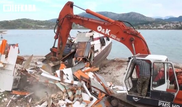 Βίντεο-ντοκουμέντο: Καταστροφή ξύλινου παραδοσιακού σκάφους στην Λευκάδα