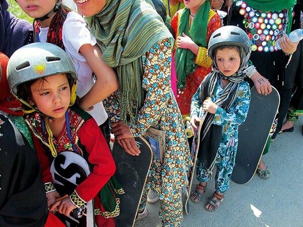 Αυτά τα κορίτσια από το Αφγανιστάν κάνουν καλύτερο skate από 'σένα! 