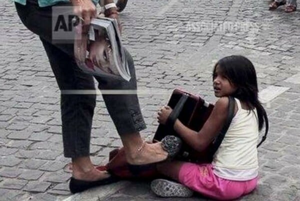 Γυναίκα κλωτσάει κοριτσάκι στον πεζόδρομο της Ακρόπολης