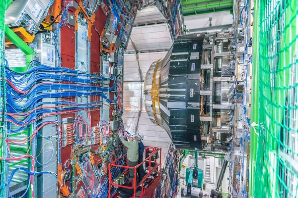 Στον πυρήνα του CERN. Από την 'Αννα Παντελιά.