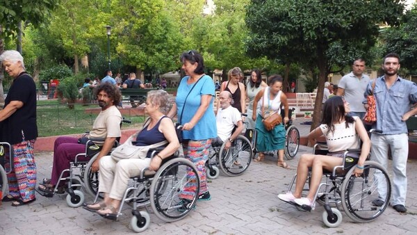 Πόσο αφιλόξενη είναι η Αθήνα για τα άτομα με κινητικά προβλήματα;
