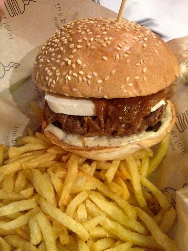 Μια burger-o-κουβέντα με τον Γιώργο Παπακώστα. Από την Ελένη Ψυχούλη