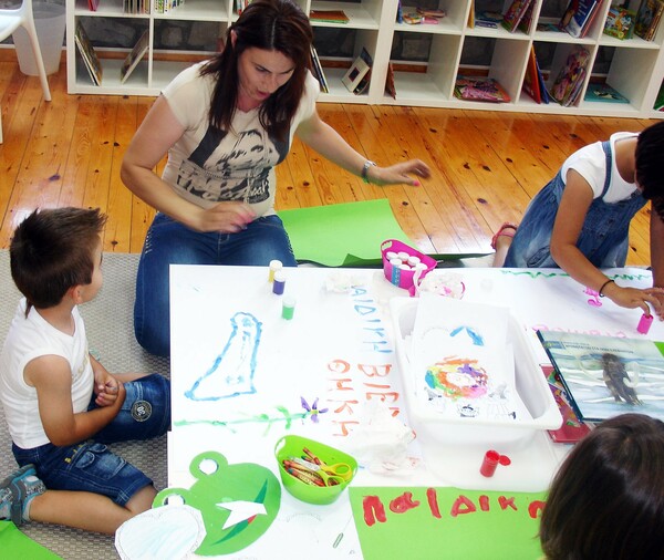 Δημοσιογράφοι από τη Θεσσαλονίκη δημιουργούν βιβλιοθήκες σε απομακρυσμένες περιοχές