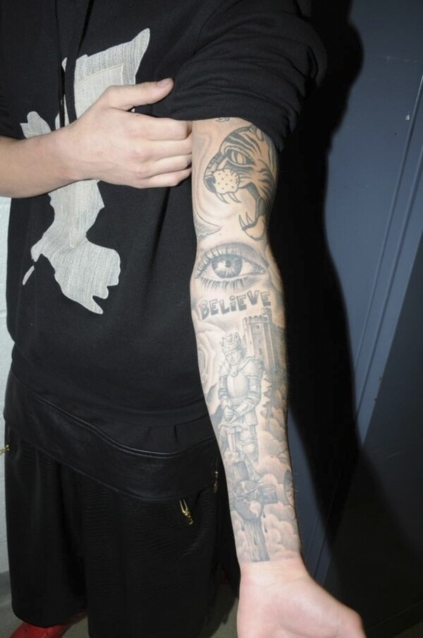Όταν ο Justin Bieber συνελήφθη, η Αστυνομία φωτογράφισε όλα τα τατουάζ του