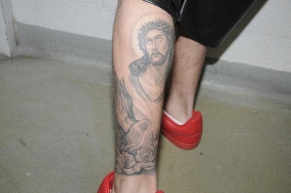 Όταν ο Justin Bieber συνελήφθη, η Αστυνομία φωτογράφισε όλα τα τατουάζ του