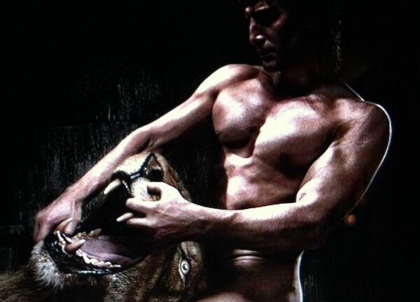 O Ρουβάς φωτογραφήθηκε γυμνός για την παράσταση 'Ηρακλής'
