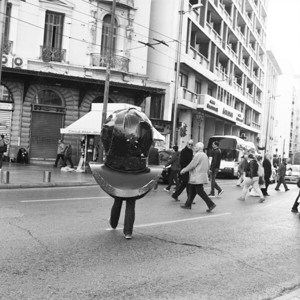 Με ένα σκάφανδρο στους δρόμους της Αθήνας