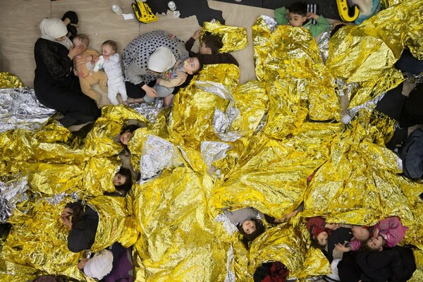 18 συγκλονιστικές φωτογραφίες προσφύγων που ρισκάρουν τις ζωές τους