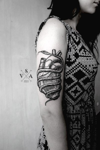 SV. A Tattoos: Στυλιζαρισμένο μαύρο μελάνι, και το dotting στα καλύτερα του