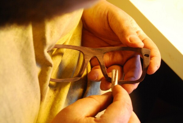 Τα πιο ξεχωριστά χειροποίητα γυαλιά ηλίου φτιάχνονται στην Σύρο