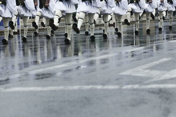 Η νέου τύπου (βροχερή) παρέλαση στο Σύνταγμα