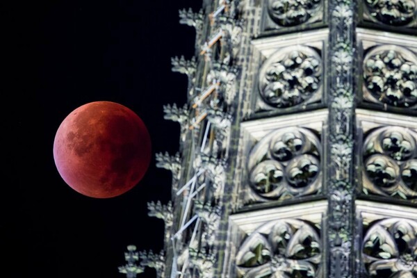 20 υπέροχες φωτογραφίες από την κατακόκκινη Υπερπανσέληνο