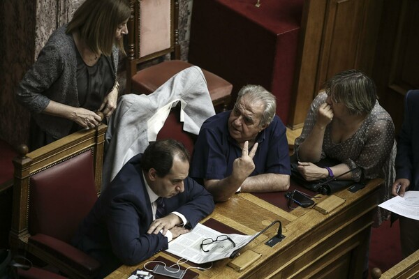 ΤΩΡΑ: 16 φωτογραφίες απ' τη συζήτηση για το δημοψήφισμα στη Βουλή