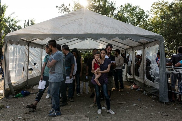 Η συνέχεια της οδύσσειας των προσφύγων και των μεταναστών, μέσα από 18 φωτογραφίες 