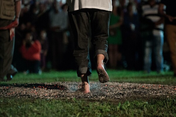 Χορεύοντας ξυπόλυτοι σε αναμένα κάρβουνα: Oι τελευταίοι Αναστενάρηδες της Αγίας Ελένης
