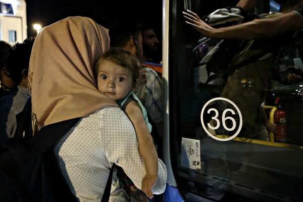 Το ταξίδι των προσφύγων από την Κω στην Ομόνοια σε 30 εικόνες