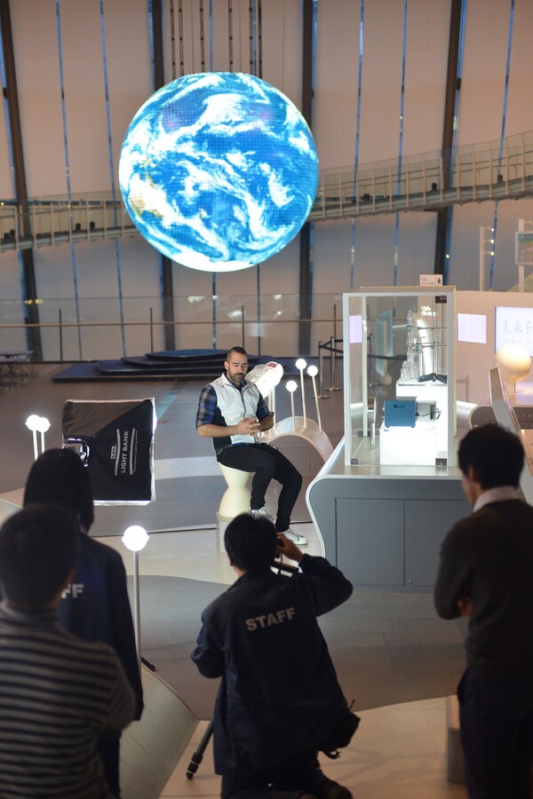 Ένας Έλληνας αστρονόμος μάς εξηγεί πώς έστησε τα live της Bjork σε ένα επιστημονικό μουσείο του Τόκυο