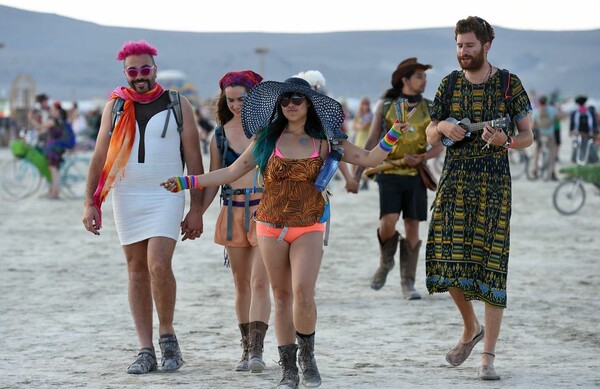 Kαι όμως, στο Burning Man δεν μπορείς να φορέσεις ό,τι γουστάρεις!