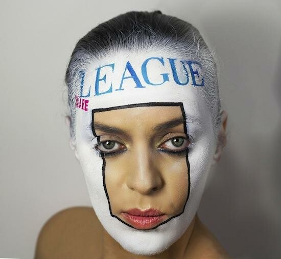 H Natalie Sharp ζωγραφίζει διάσημα εξώφυλλα δίσκων στο πρόσωπο της