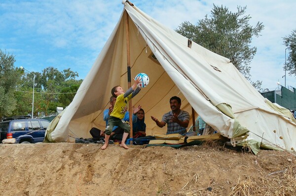 Ένα φωτογραφικό αφιέρωμα για τους πρόσφυγες που περνάνε απο τα Τουρκικά παράλια στη Μυτιλήνη