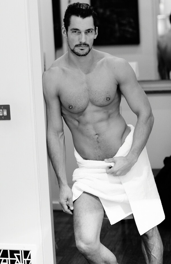 Ο Mario Testino φωτογραφίζει διάσημους που φορούν μόνο την πετσέτα τους