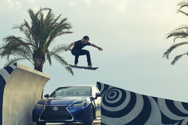 To ιπτάμενο πατίνι της Lexus αψηφά τους νόμους της βαρύτητας
