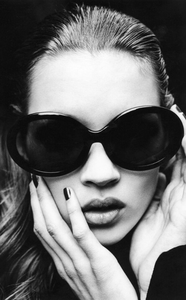 H 18χρονη Kate Moss σε φωτογραφίες που βλέπουν πρώτη φορά το φως της δημοσιότητας 