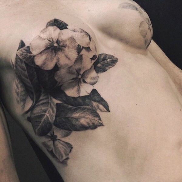 Υπέροχα τατουάζ στο στήθος γυναικών που έχουν υποστεί μαστεκτομή