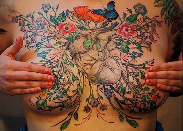Υπέροχα τατουάζ στο στήθος γυναικών που έχουν υποστεί μαστεκτομή