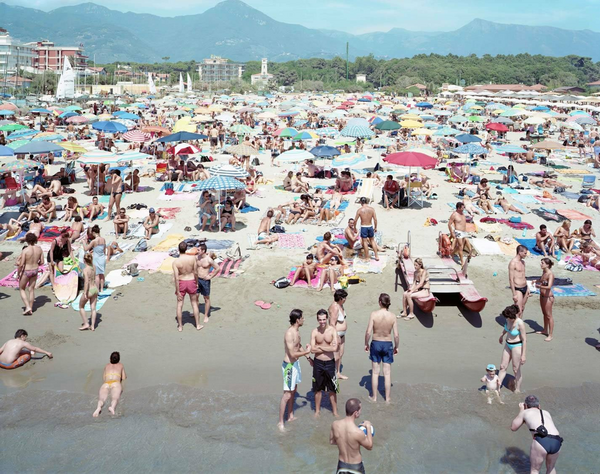 Άμμος, αντηλιακό, κορμιά και θάλασσα: το ηδονοθηρικό καλοκαίρι του Μάσιμο Βιτάλι