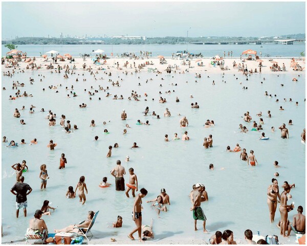 Άμμος, αντηλιακό, κορμιά και θάλασσα: το ηδονοθηρικό καλοκαίρι του Μάσιμο Βιτάλι